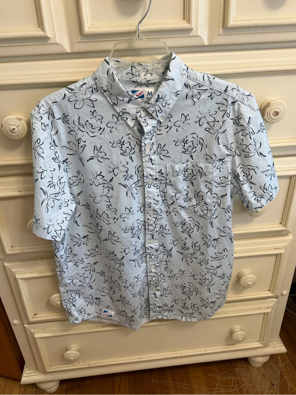 Bermies Men’s Tropical Floral Button Up Shirt Light Blue Medium